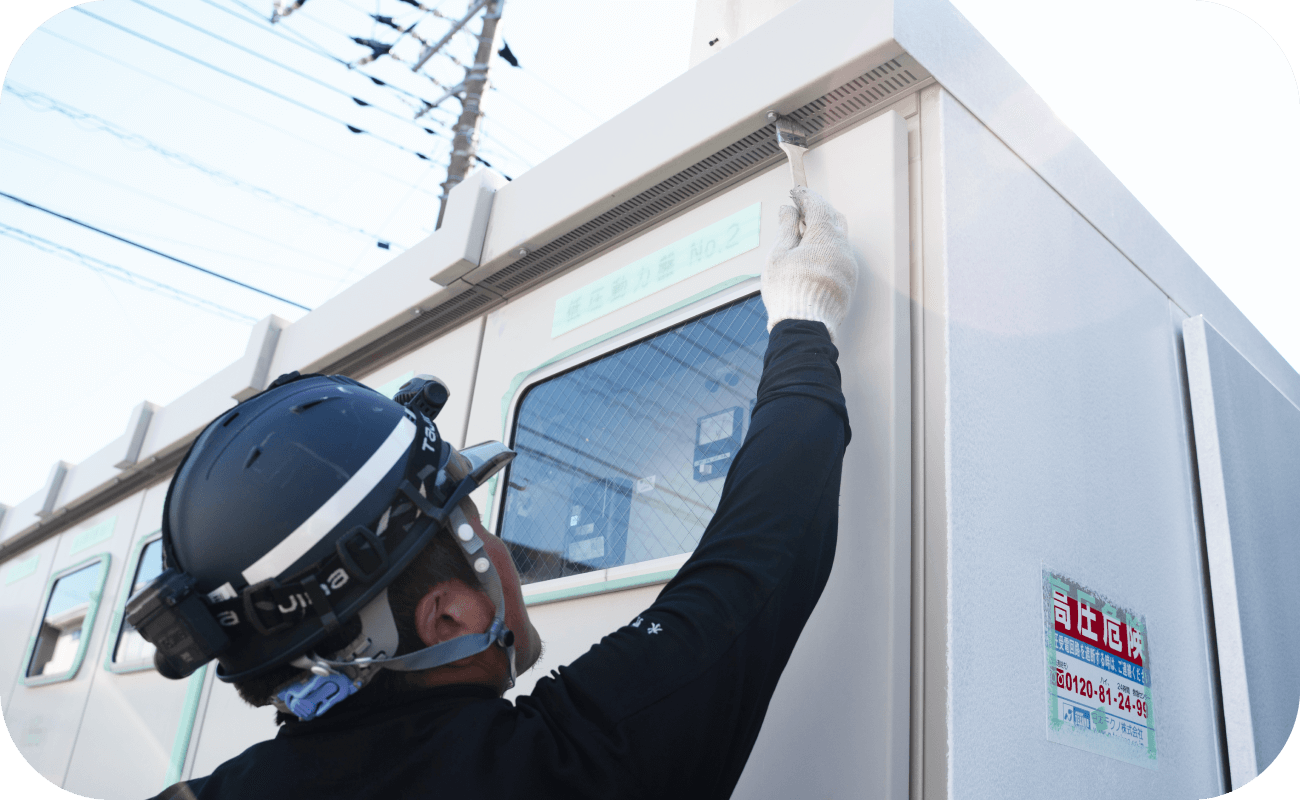 キュービクルに塗装している様子