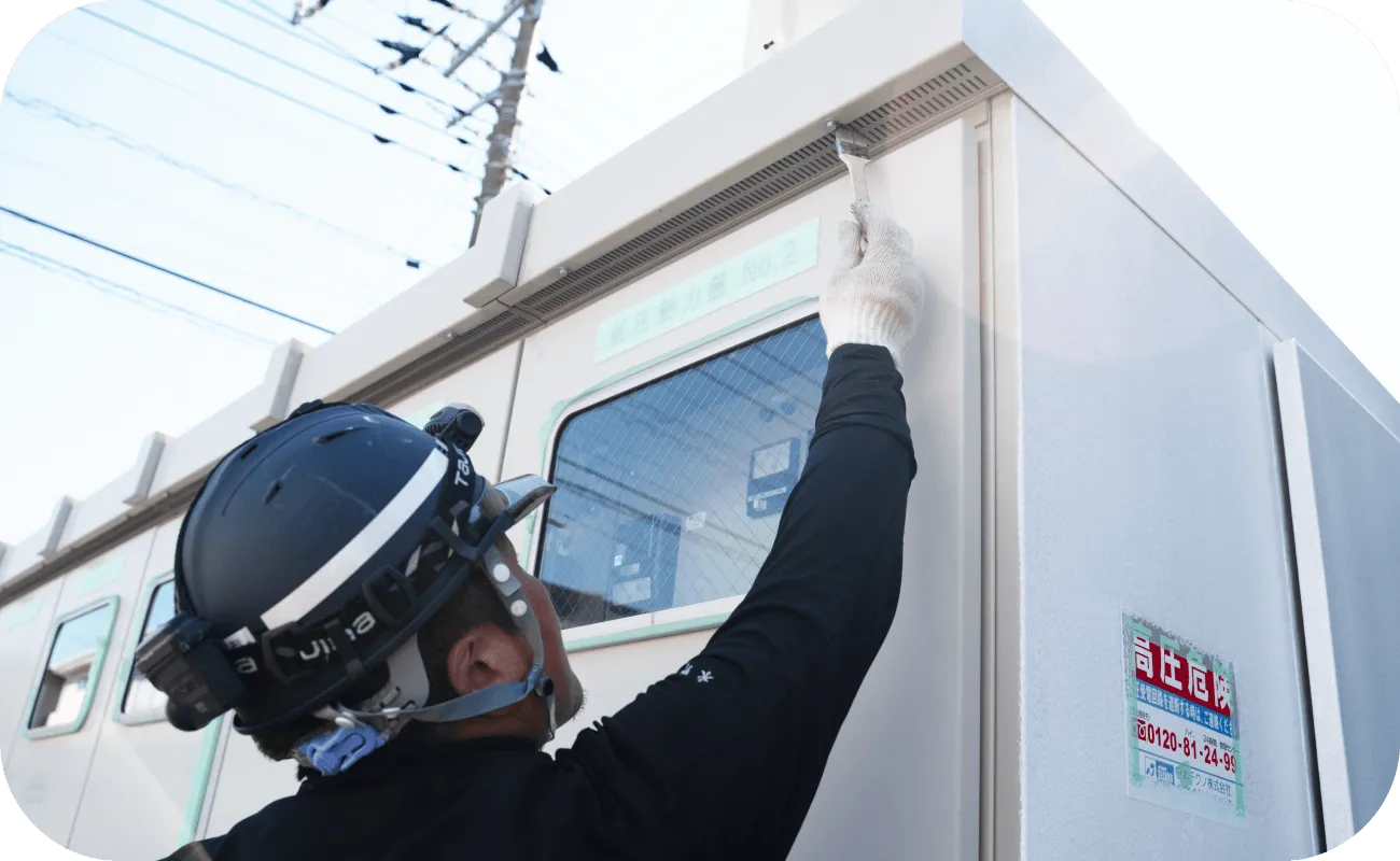 キュービクルに塗装している様子