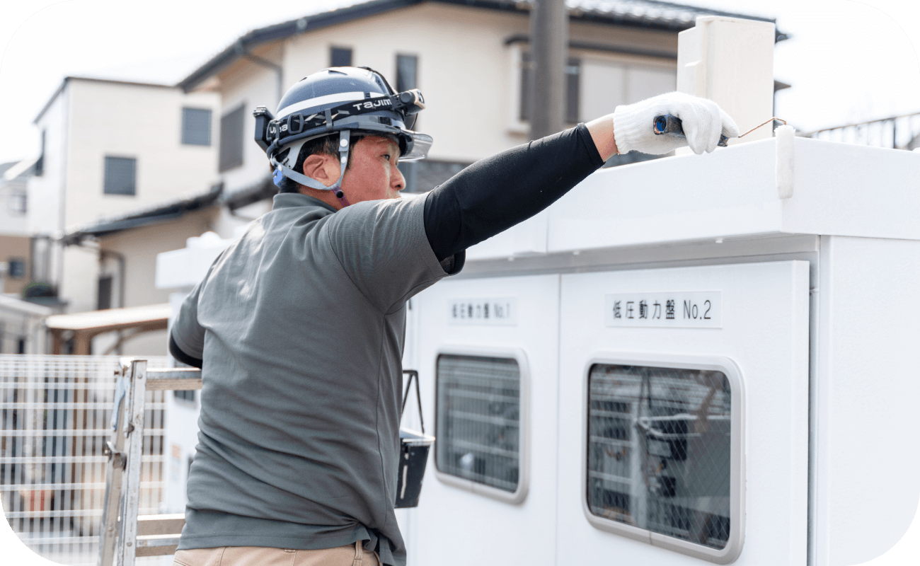 キュービクルに塗装している様子